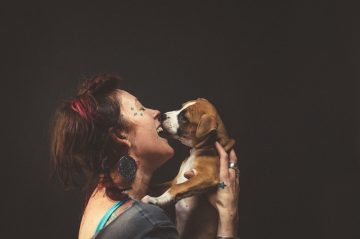 Humans_Kissing_Dogs_02