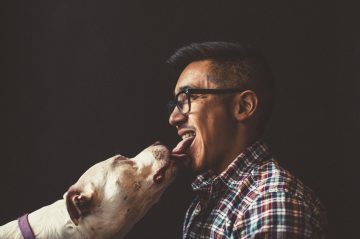 Humans_Kissing_Dogs_03