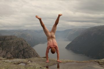 Naked_Handstander_004