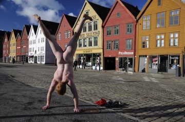 Naked_Handstander_006