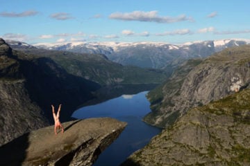 Naked_Handstander_pre