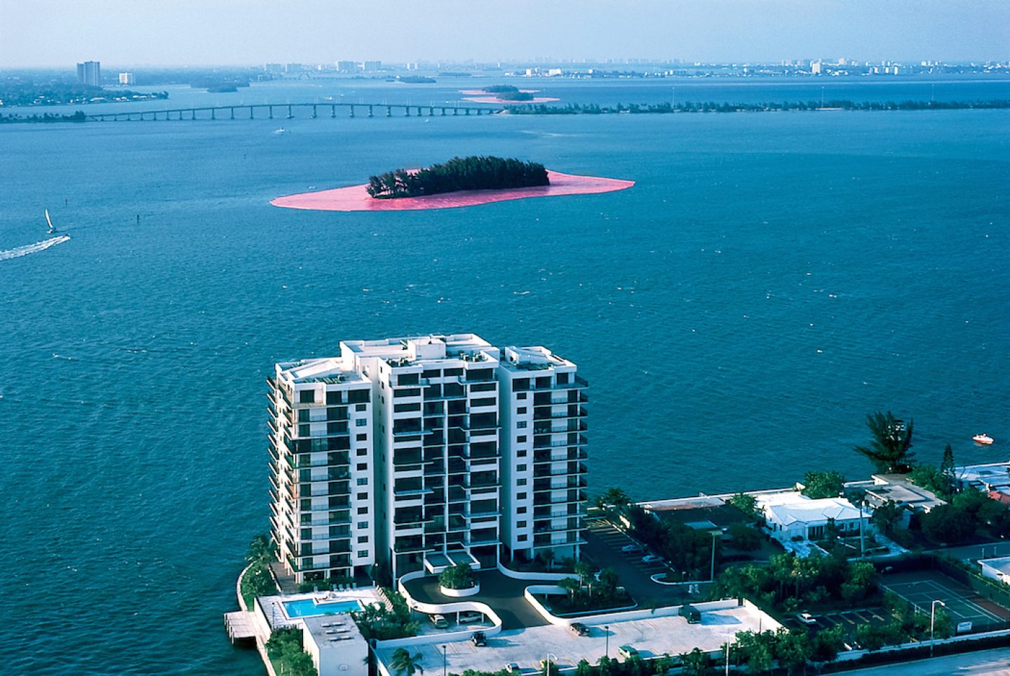 christo_surrounded-islands_art_002