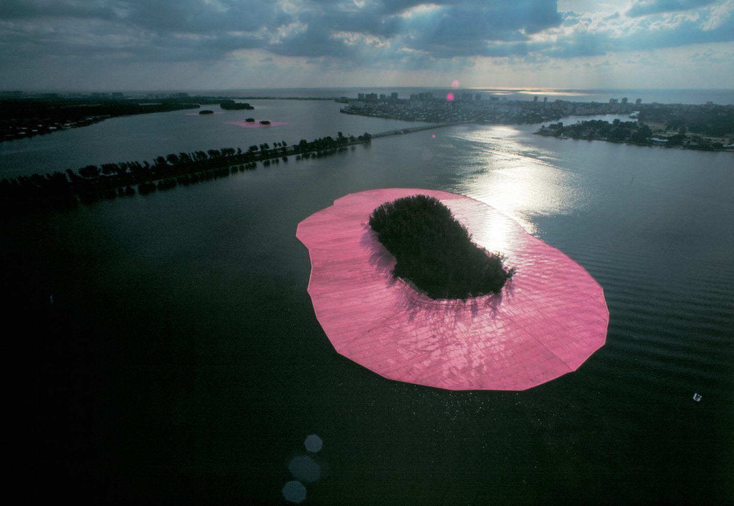 christo_surrounded-islands_art_003