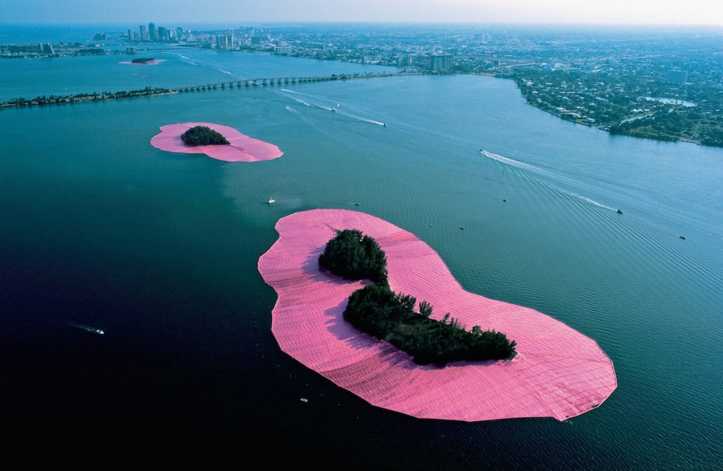 christo_surrounded-islands_art_004