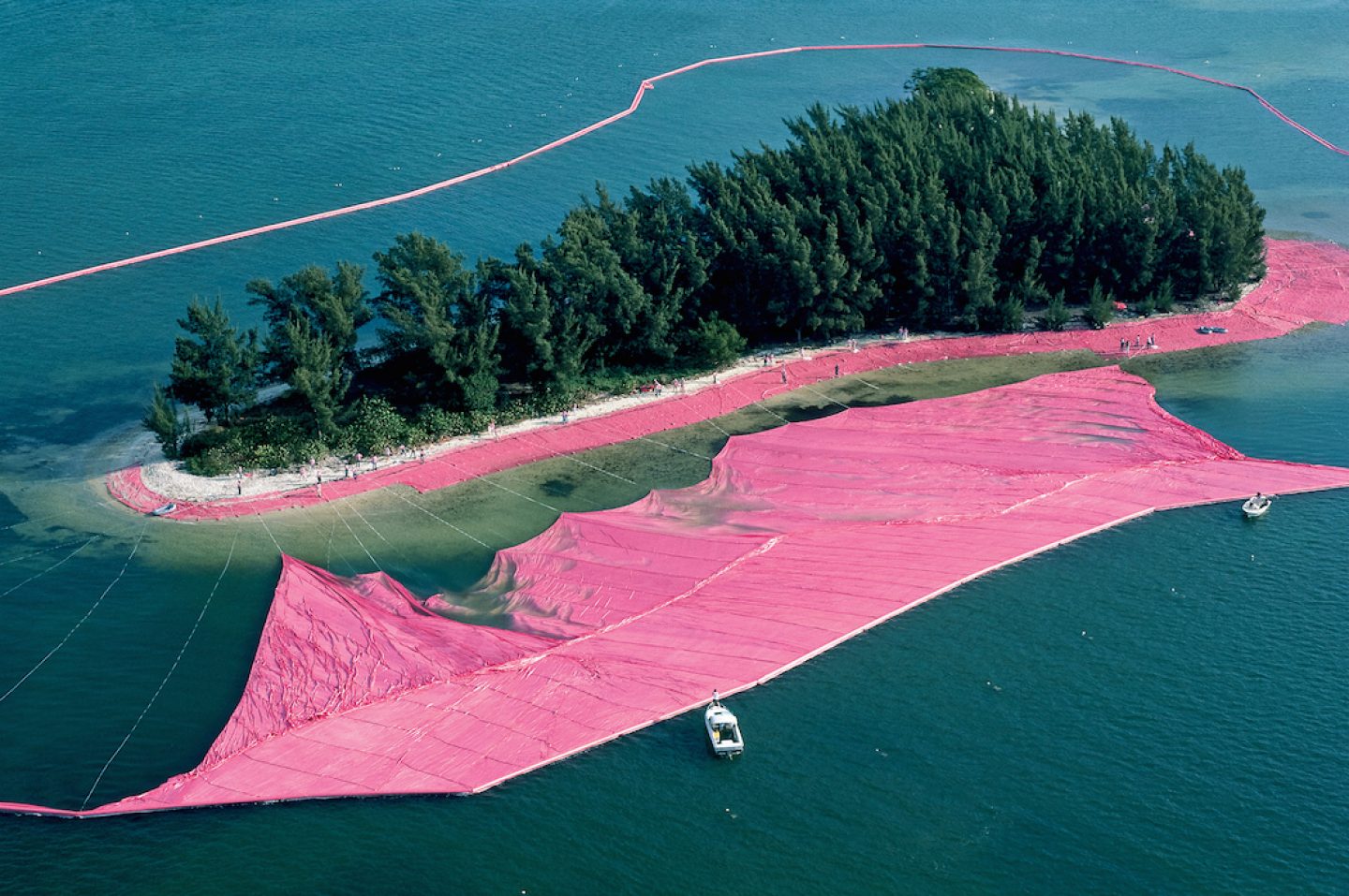 christo_surrounded-islands_art_013