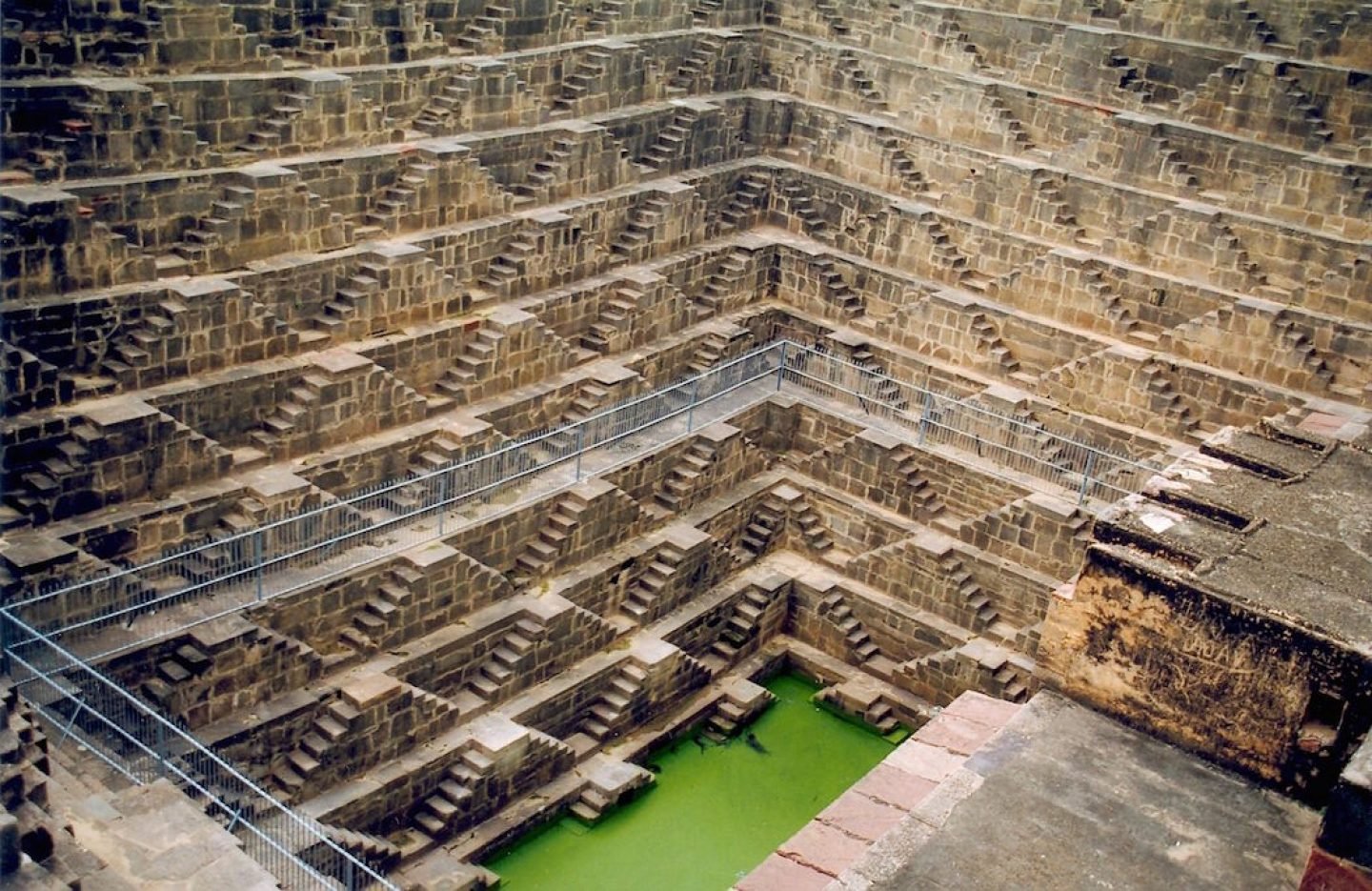 2.stepwells_chand-baori