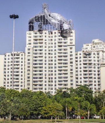 JR-high-jump-flying-rio-de-janeiro-brazil-art-installation-designboom-01 (1)