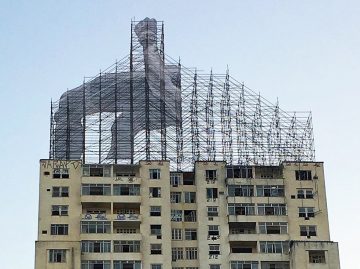 JR-high-jump-flying-rio-de-janeiro-brazil-art-installation-designboom-03