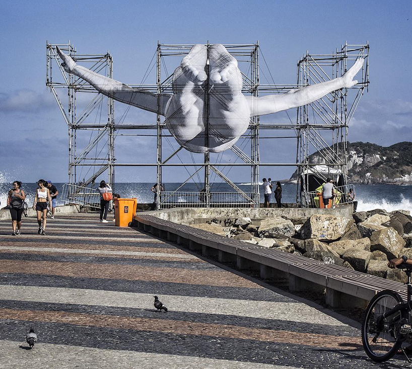 JR-high-jump-flying-rio-de-janeiro-brazil-art-installation-designboom-06