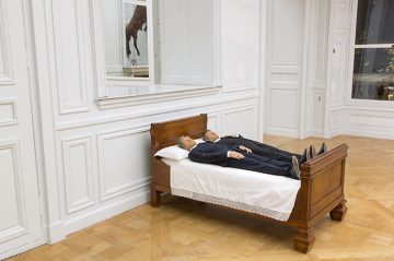 art_mauriziocattelan_macabresculptures_02