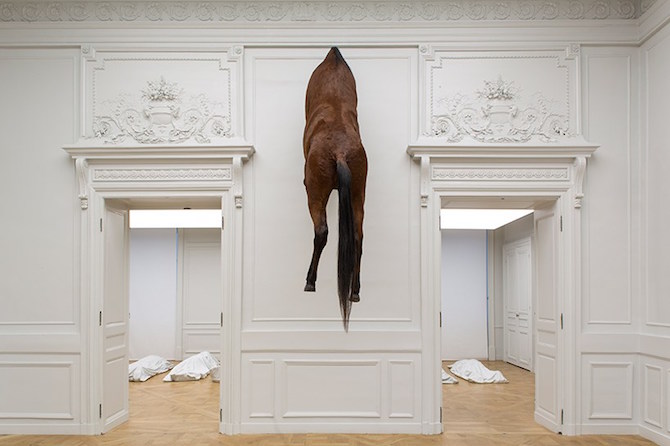 art_mauriziocattelan_macabresculptures_12