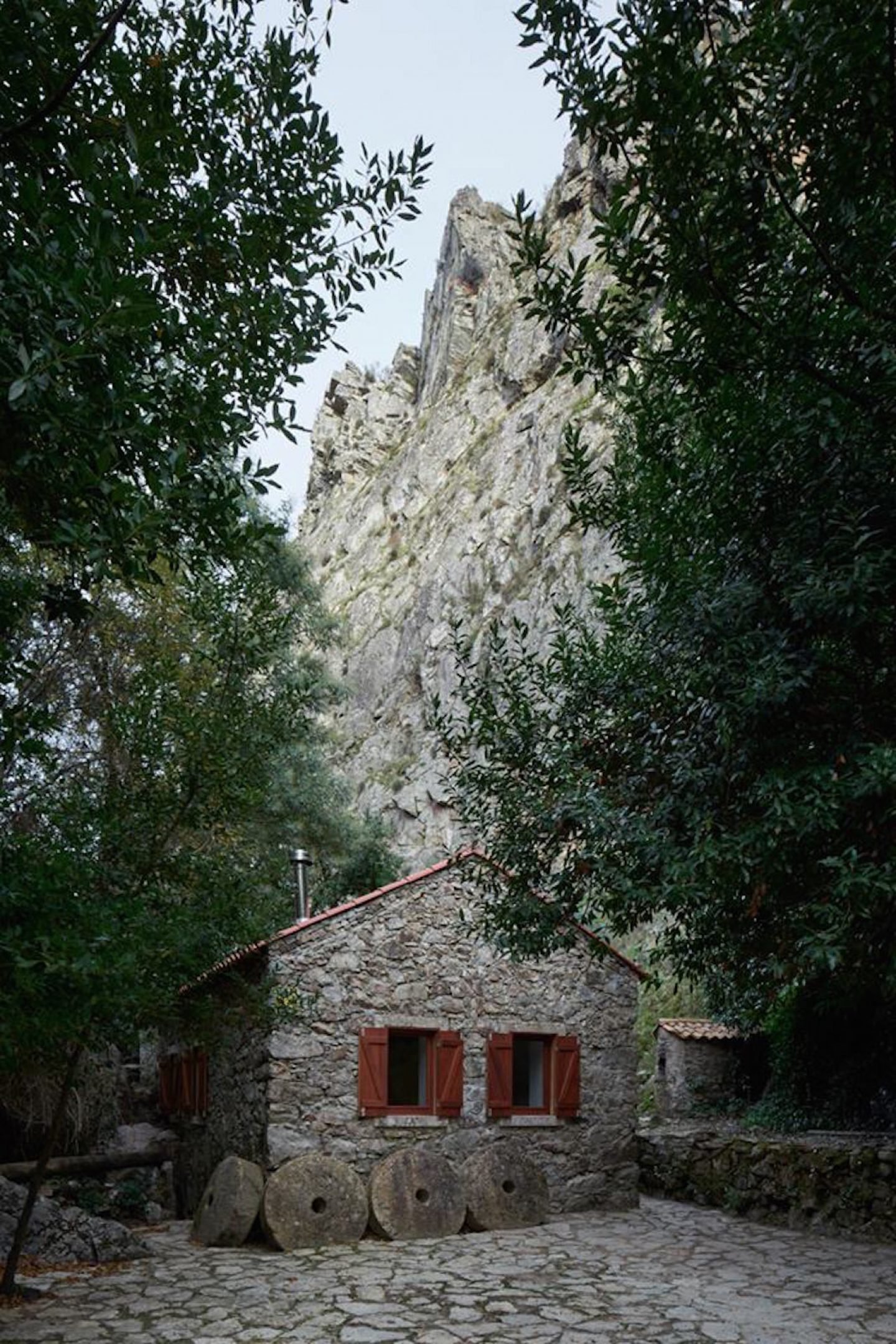 Architecture_Bruno_Lucas_Dias_Watermill_on_the_Crag_02