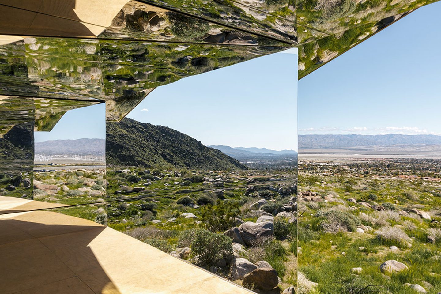 Art_Doug_Aitken_Mirrored_Mirage_7