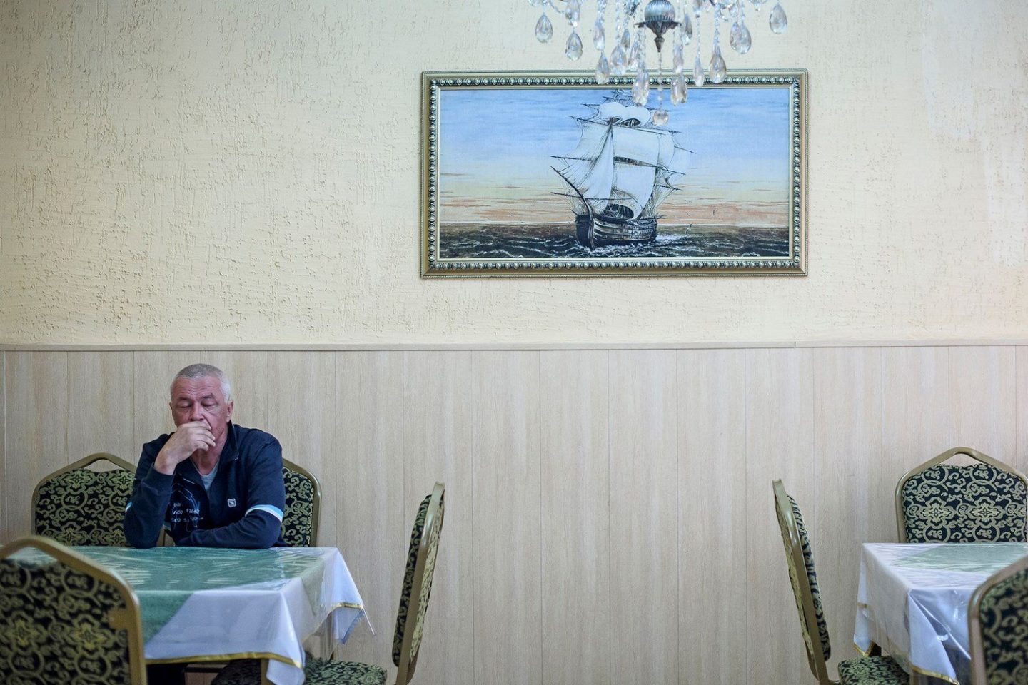 A man in a cafe in Aralsk.Un homme dans un café à Aralsk