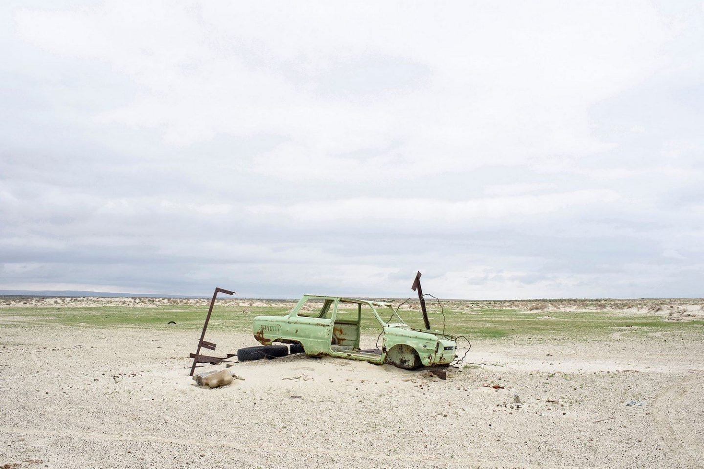 An old car abandonned on the Aral sea.Une vieille voiture abandonnée au bord de la mer d'Aral.