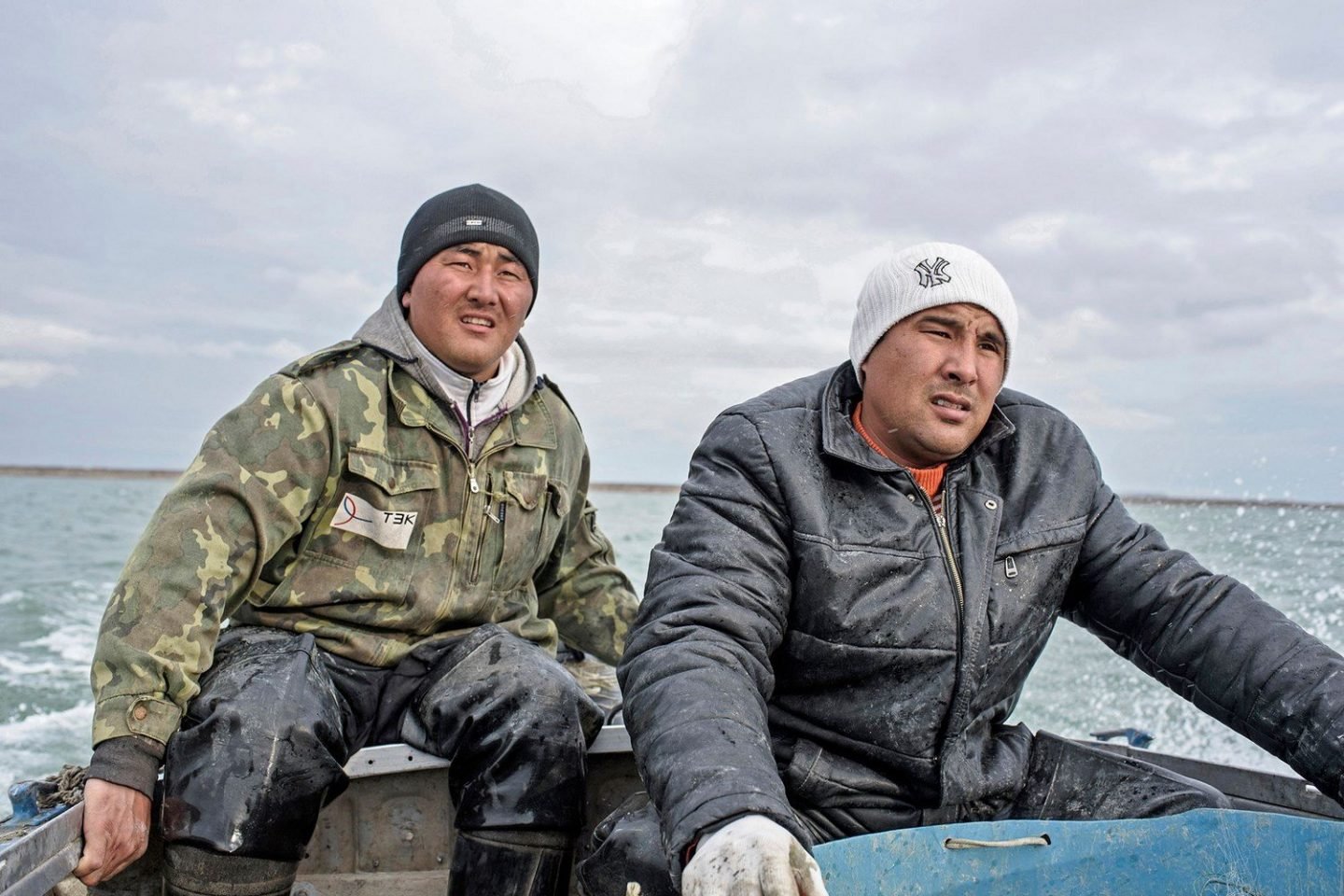 Portrait of a fishermen working.Portrait de pêcheurs travaillant.