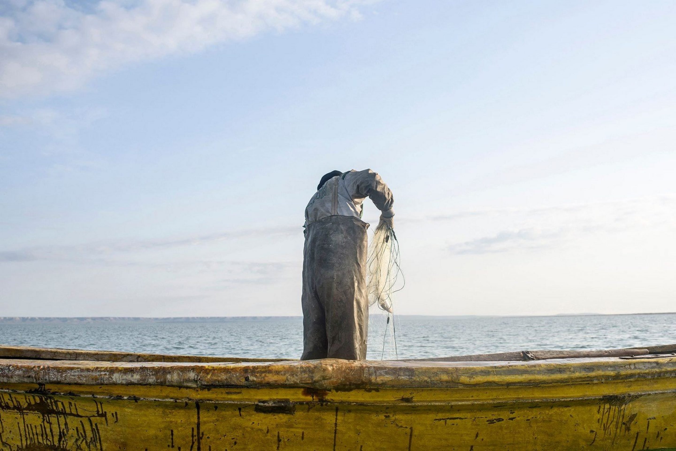 Portrait of a fisherman working on his boat.Portrait d'un pêcheur en train de travailler sur son bateau.