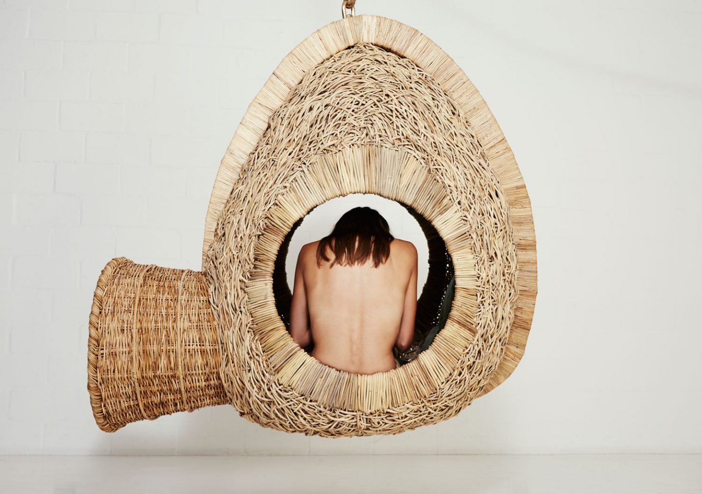 ignant_design_Suspended-Sofas-Cocoons-and-Nests-by-Porky-Hefer_003