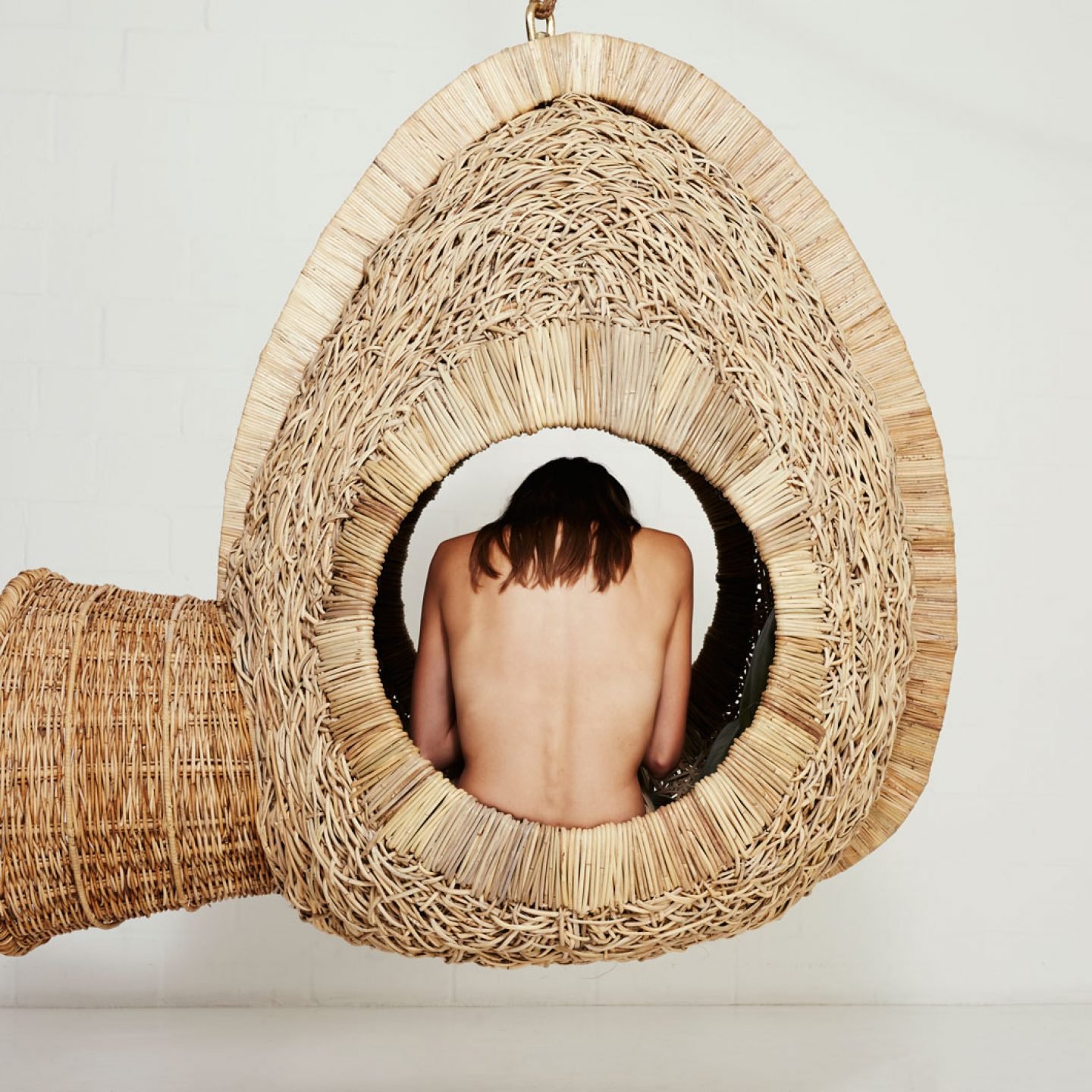 ignant_design_Suspended-Sofas-Cocoons-and-Nests-by-Porky-Hefer_003