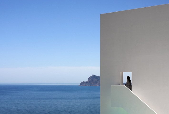 洋書 Fran Silvestre Architects fran silvestre arquitectos completes linear residence in spain