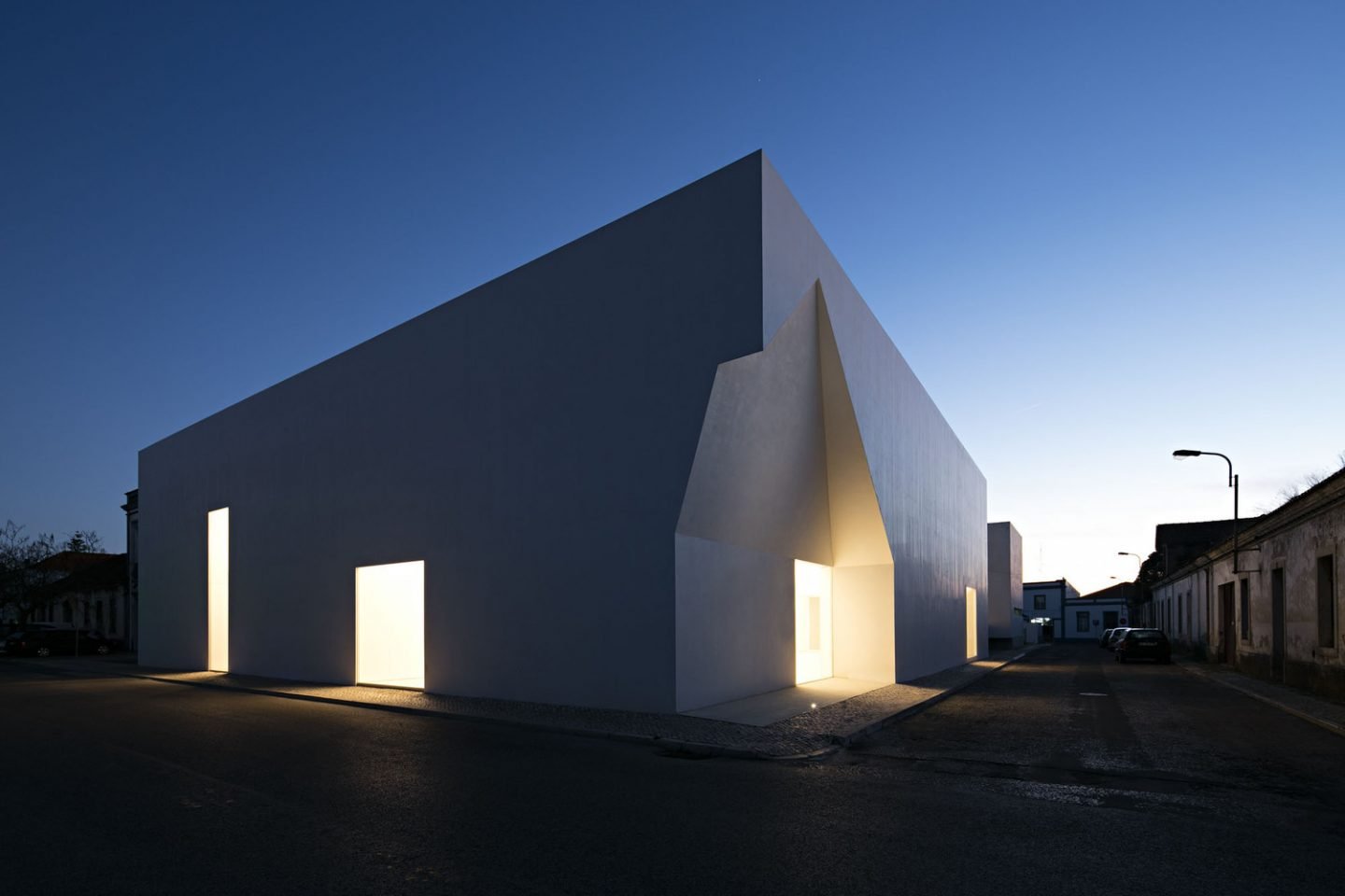 iGNANT_Architecture_Aires_Mateus_Monolithic_Meeting_Center_Grandola_0100