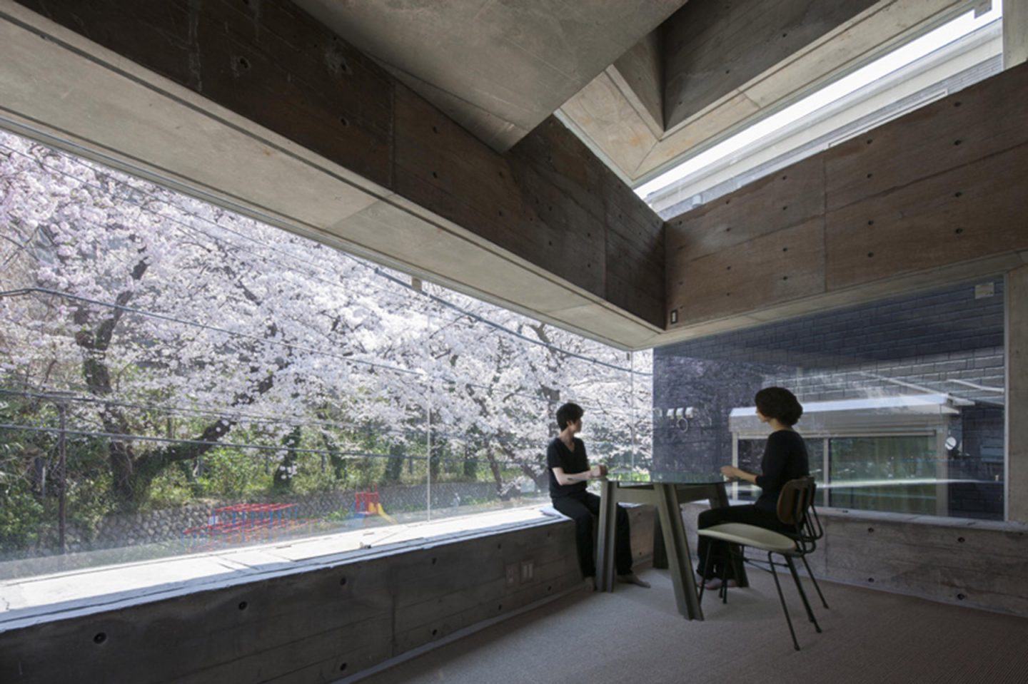 iGNANT-Architecture-Shinsuke-Fuji-Architects-Oriel-Window-House-Office-Japan-004