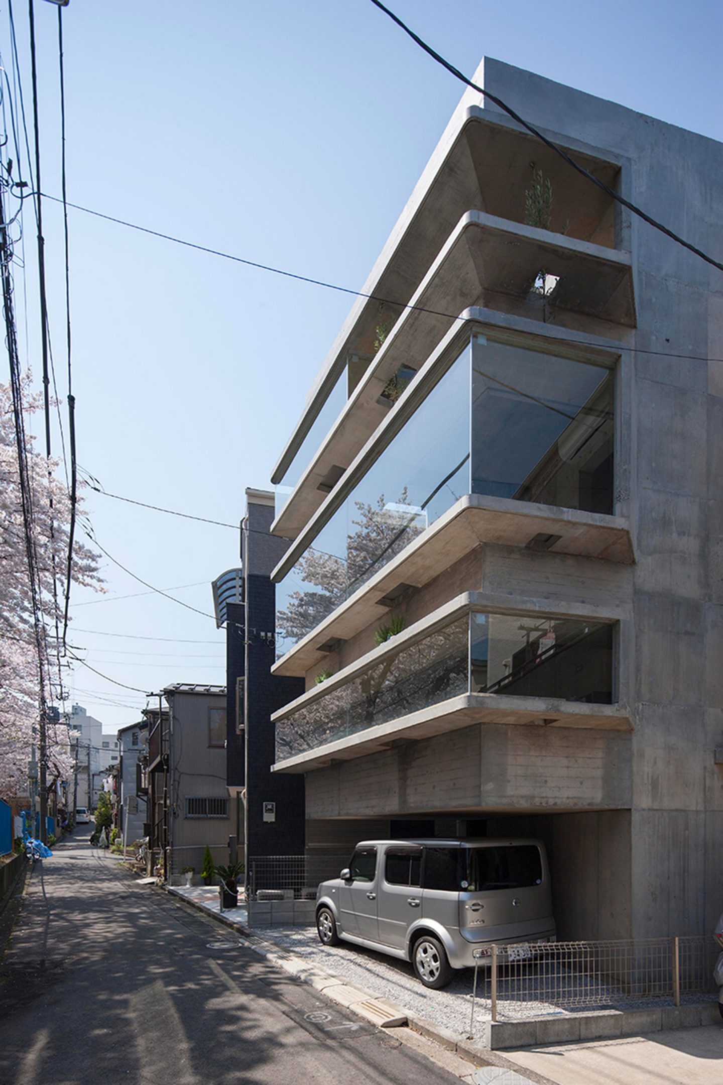 iGNANT-Architecture-Shinsuke-Fuji-Oriel-Window-House-Office-Japan-002