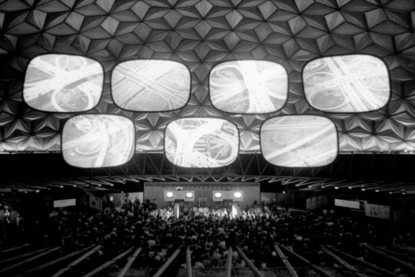 Installation view of Glimpses of the U.S.A', American National Exhibition, Moscow, 1959. ∏ Eames Office LLC