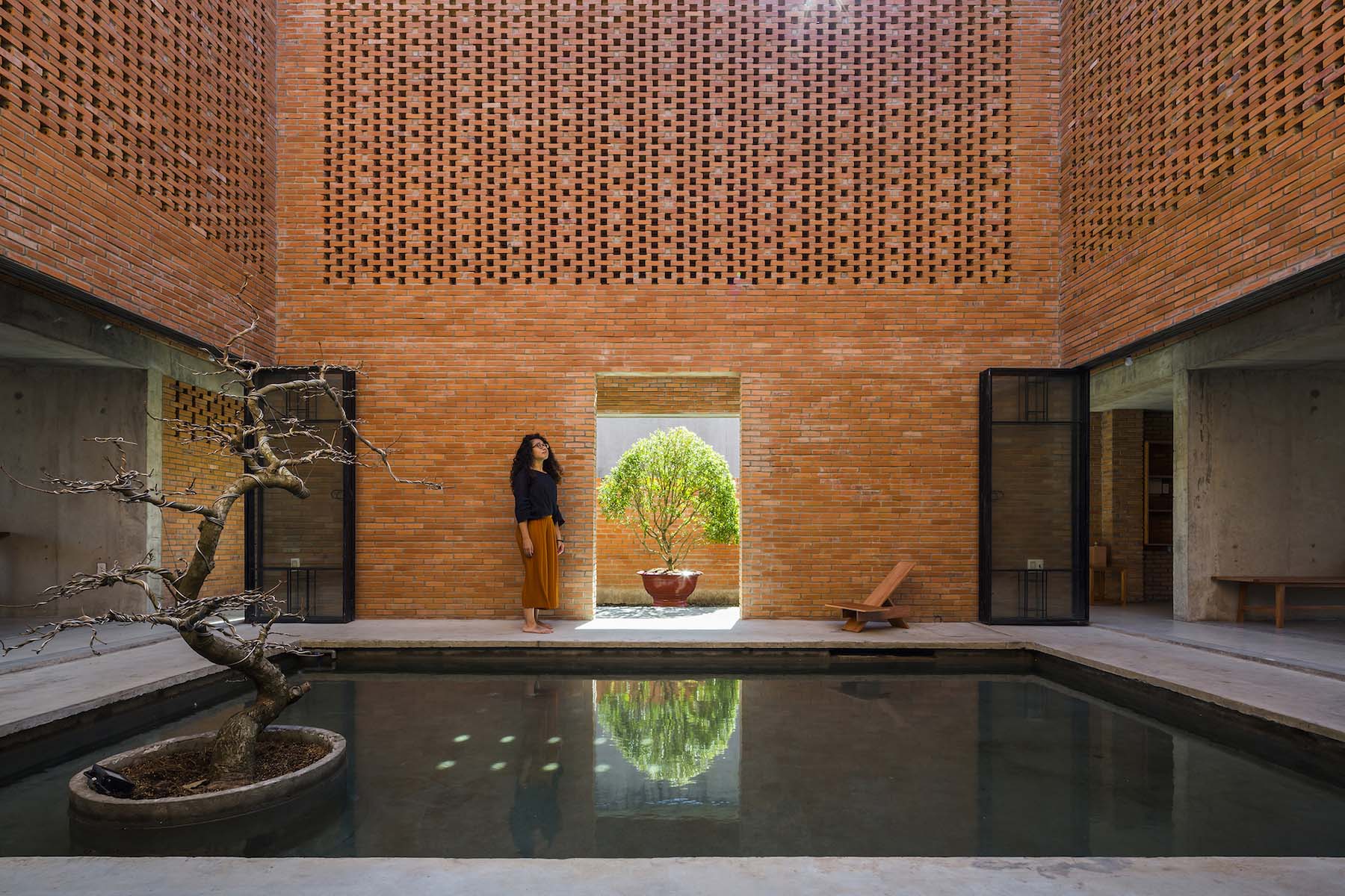 Супрематизм в интерьере. Коридор офиса. Longer design. Простые дома в калифорнии интерьеры. Longer design.