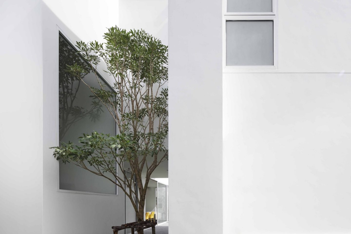 iGNANT-Architecture-Ayutt-And-Associates-Design-White-Box-House-01