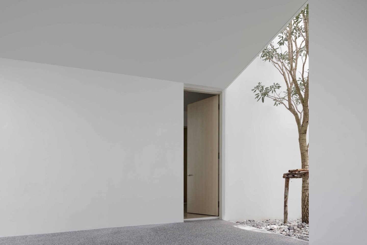 iGNANT-Architecture-Ayutt-And-Associates-Design-White-Box-House-02
