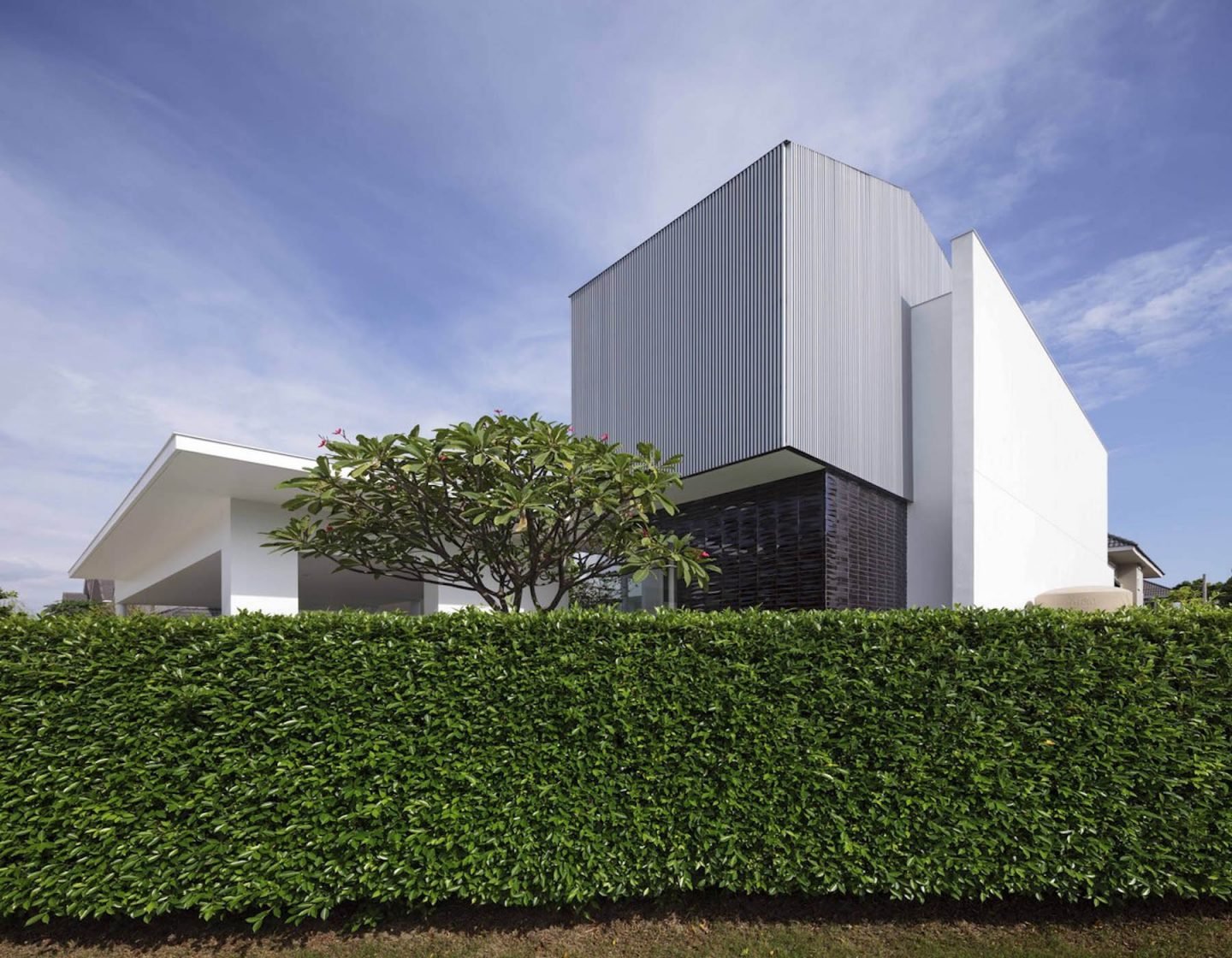 iGNANT-Architecture-Ayutt-And-Associates-Design-White-Box-House-23