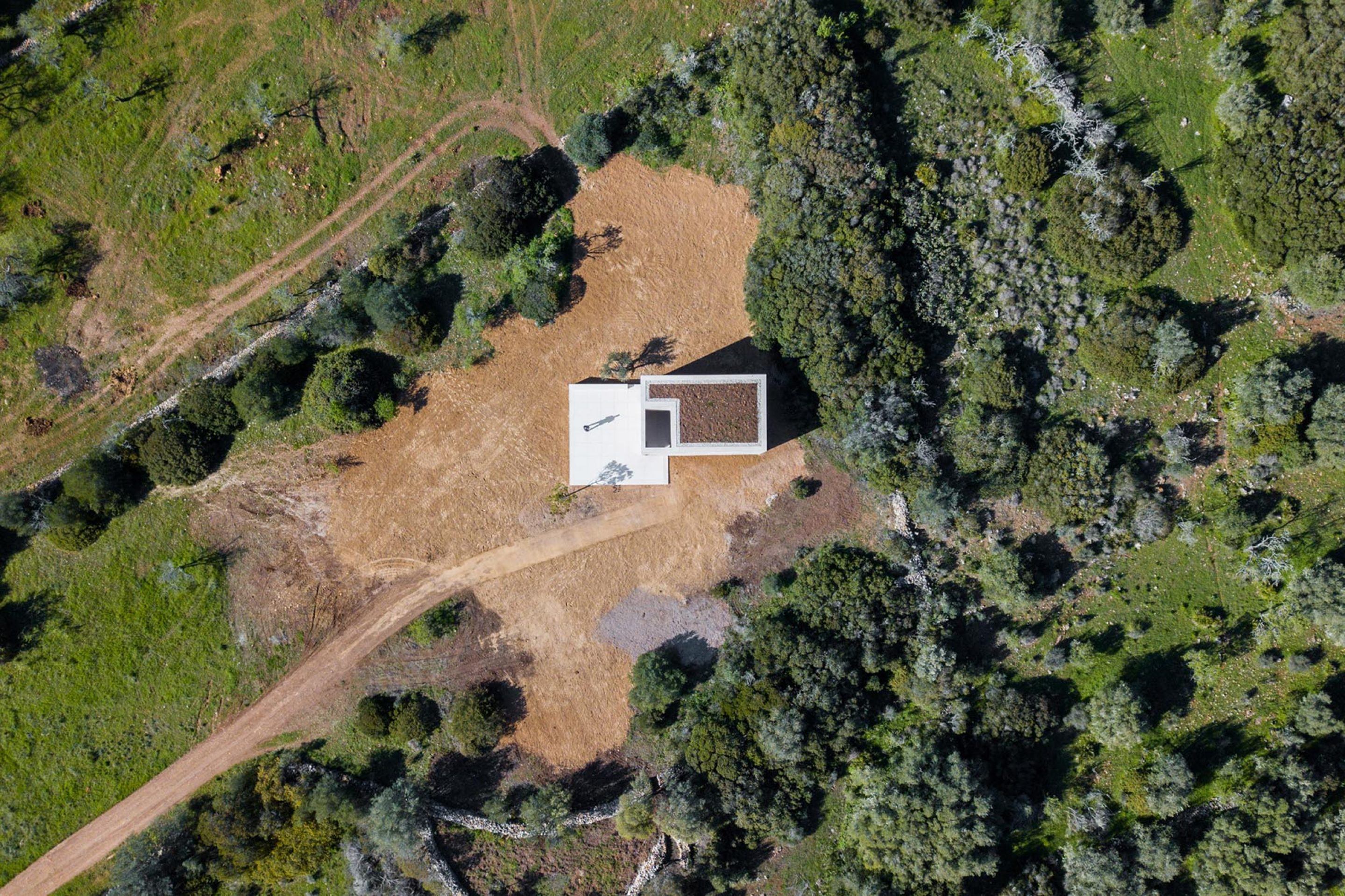 alvaro-siza-viera-capela-do-monte-chapel-algarve-dezeen-2364-col-0