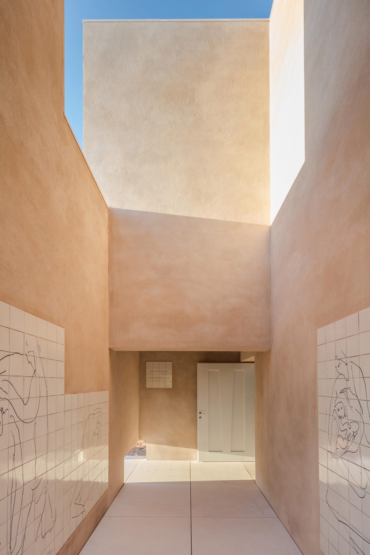 alvaro-siza-viera-capela-do-monte-chapel-algarve-dezeen-2364-col-12