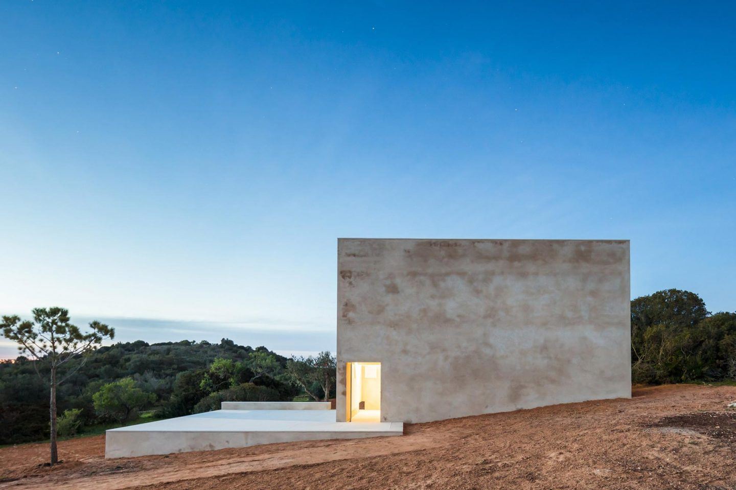 alvaro-siza-viera-capela-do-monte-chapel-algarve-dezeen-2364-col-20