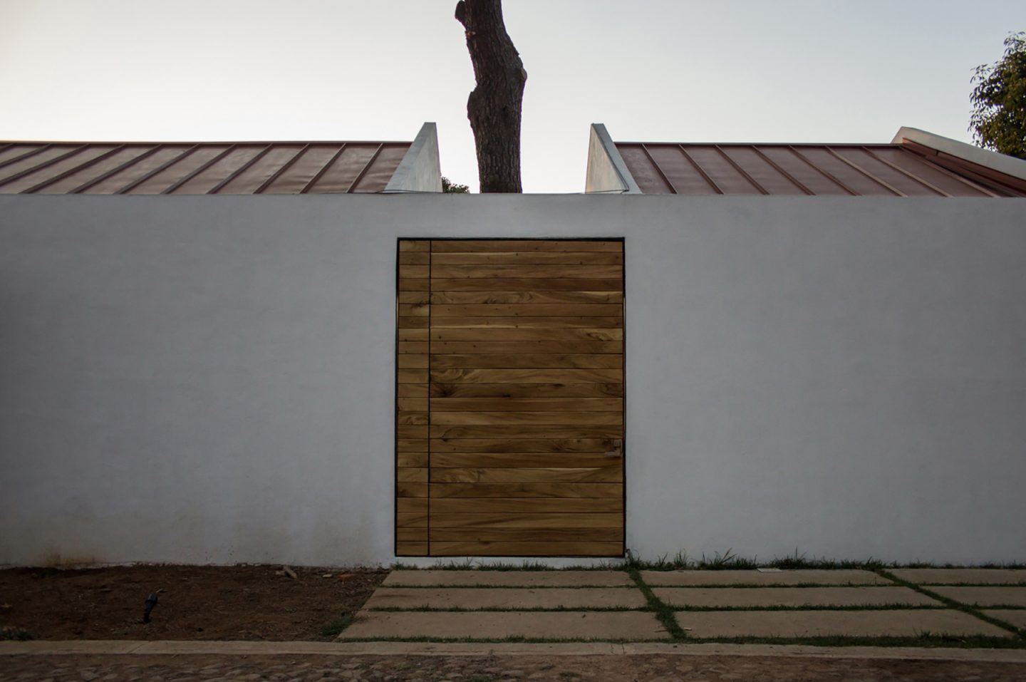 iGNANT-Architecture-EMA-House-Around-A-Pine-Tree-005