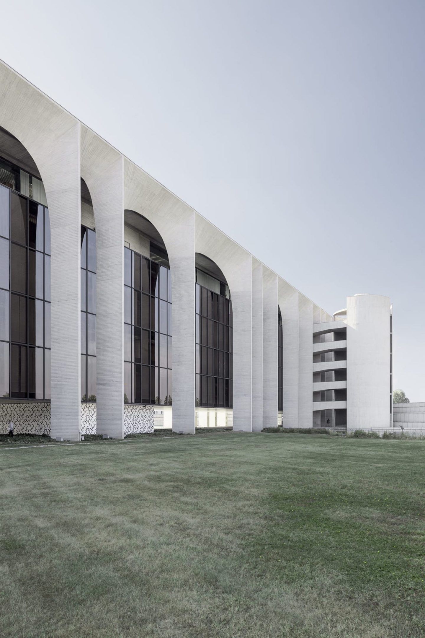 iGNANT-Architecture-Oscar-Niemeyer-Mondadori-HQ-008