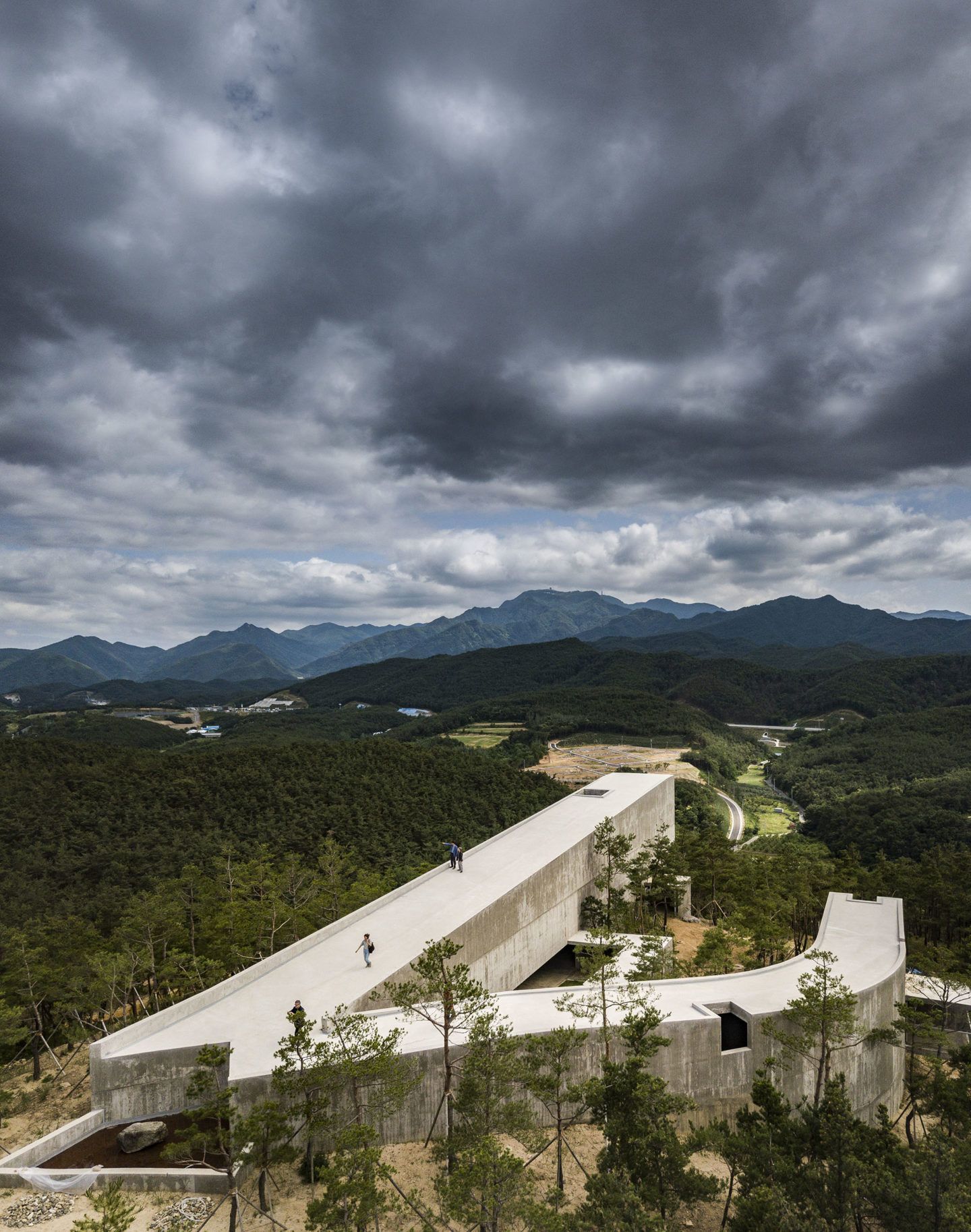 IGNANT-Architecture-Alvaro-Siza-Carlos-Castanheira-Art-Pavilion-Photographs-24