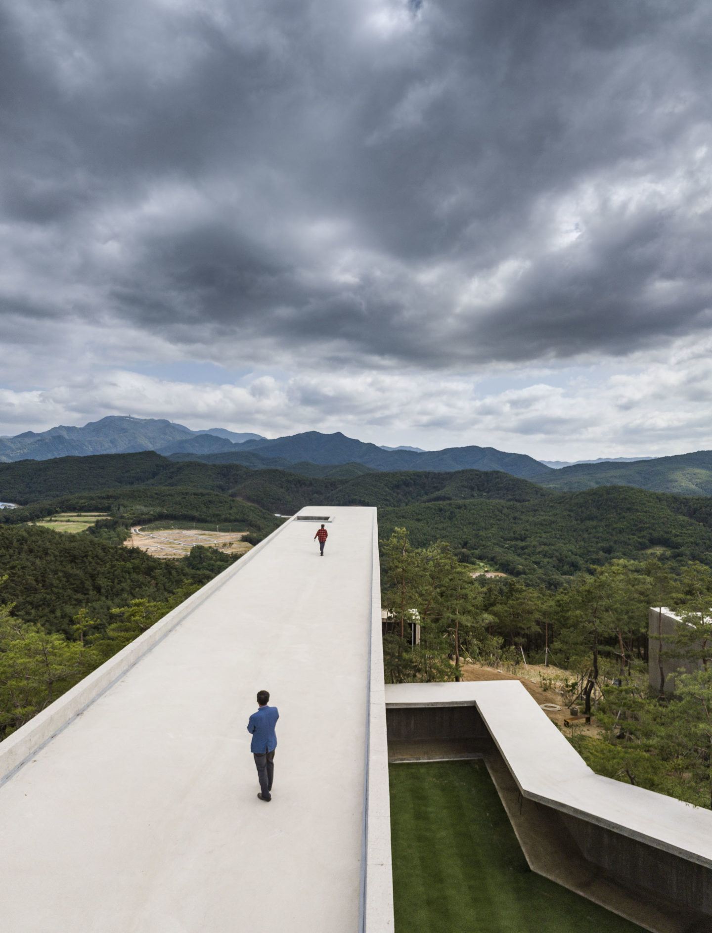 IGNANT-Architecture-Alvaro-Siza-Carlos-Castanheira-Art-Pavilion-Photographs-26