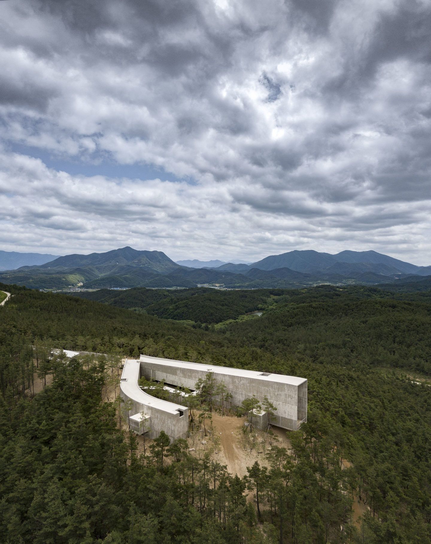 IGNANT-Architecture-Alvaro-Siza-Carlos-Castanheira-Art-Pavilion-Photographs-28