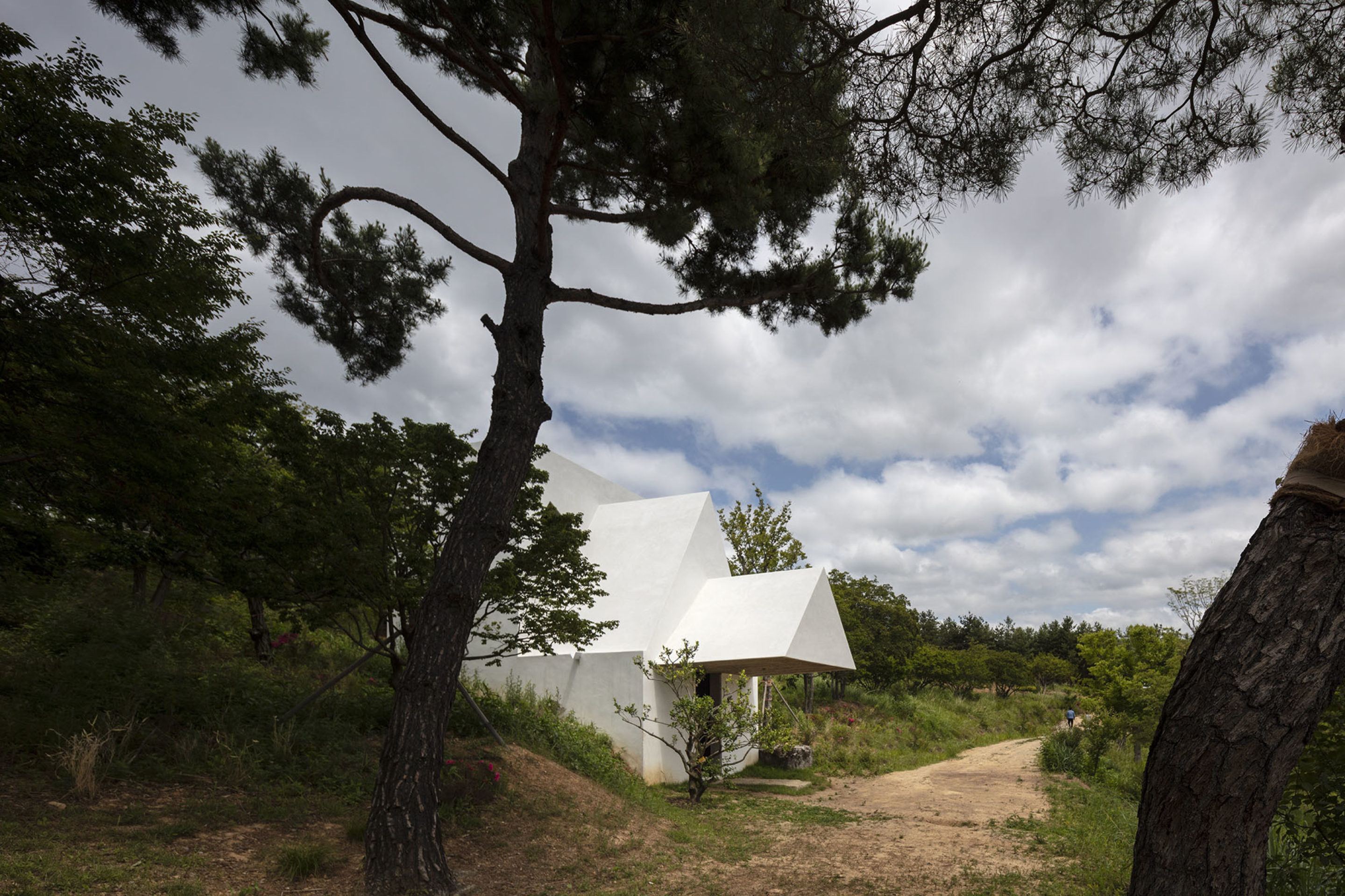 IGNANT-Architecture-Alvaro-Siza-Carlos-Castanheira-Chapel-Photographs-3