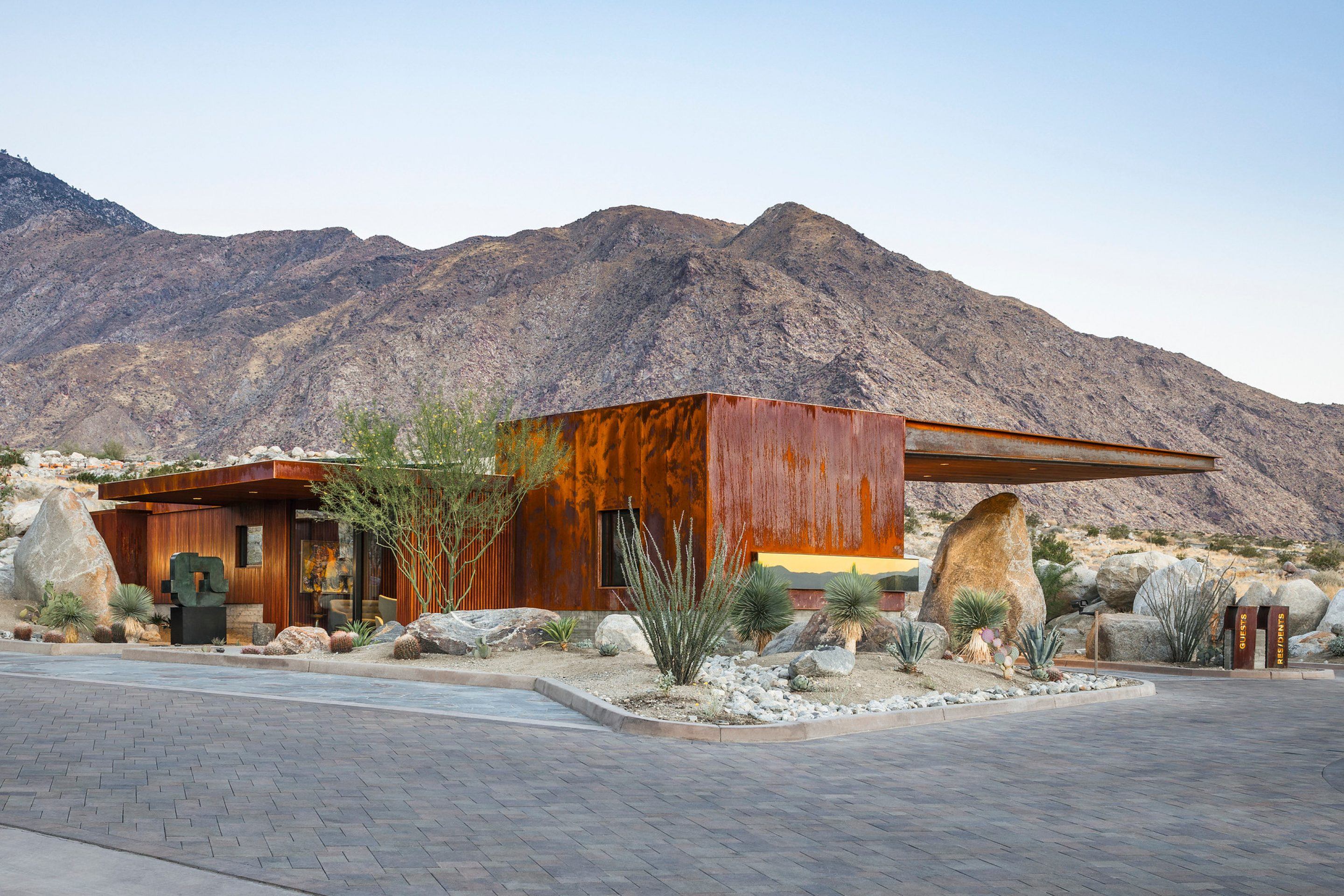 ignant-architecture-sean-lockyer-desert-palisades-002