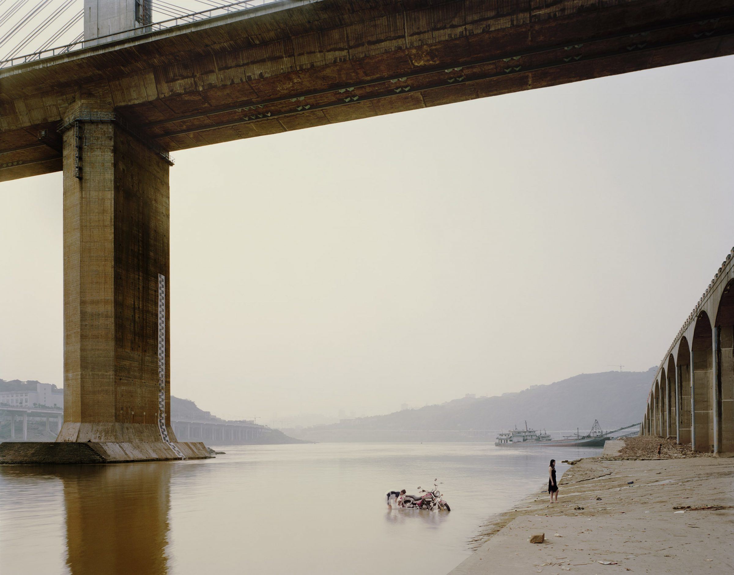 nadav-kander-photographs-the-yangtze-river-a-watercourse-under-major