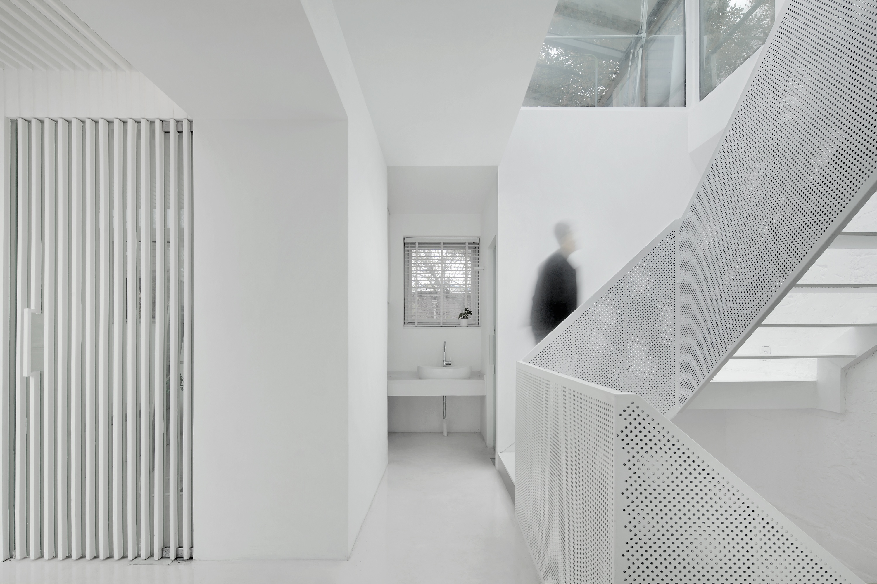 Archstudio’s Transformative Renovation Of An All-White Hutong House In ...