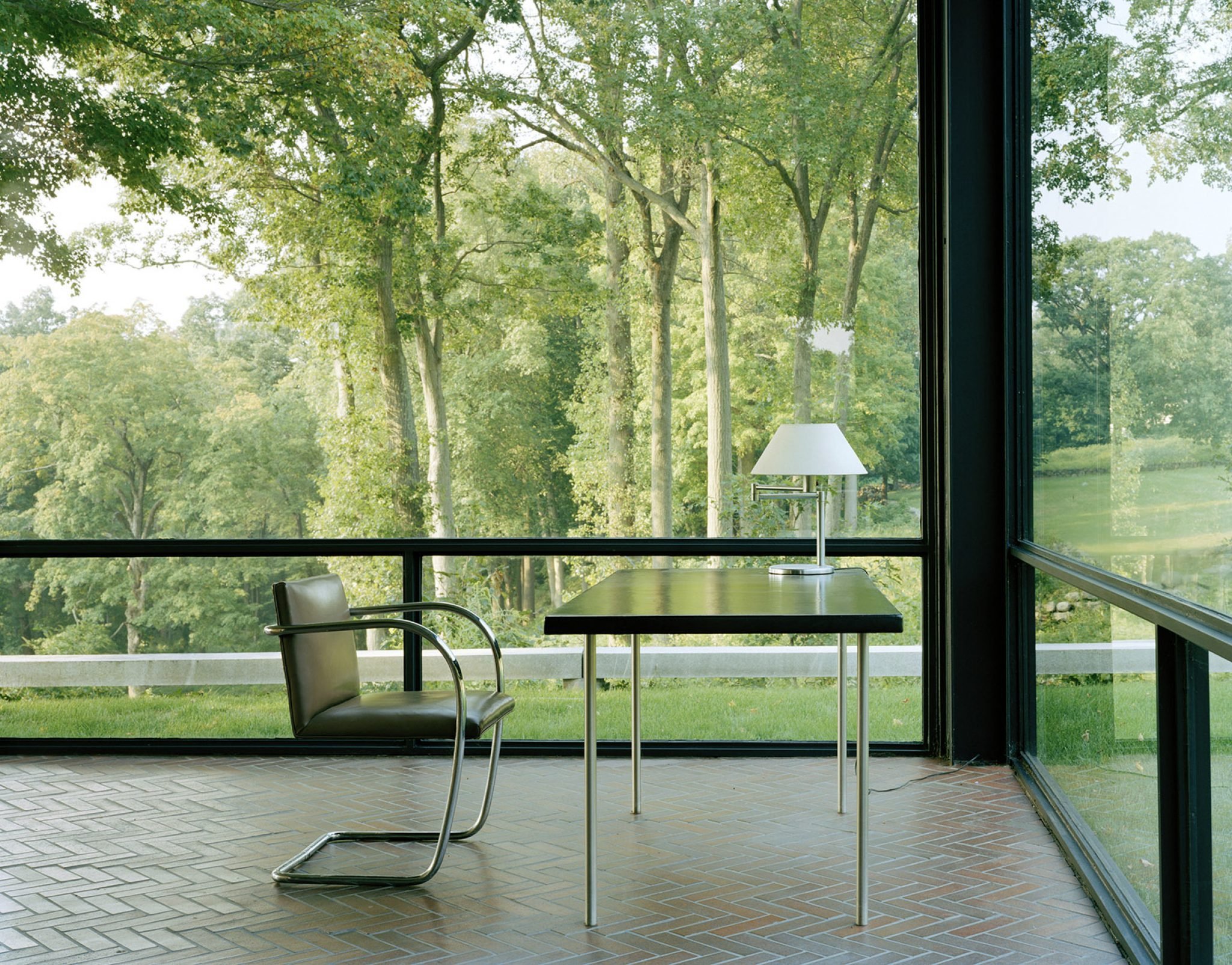 life-in-philip-johnson-s-the-glass-house-an-icon-of-modernist