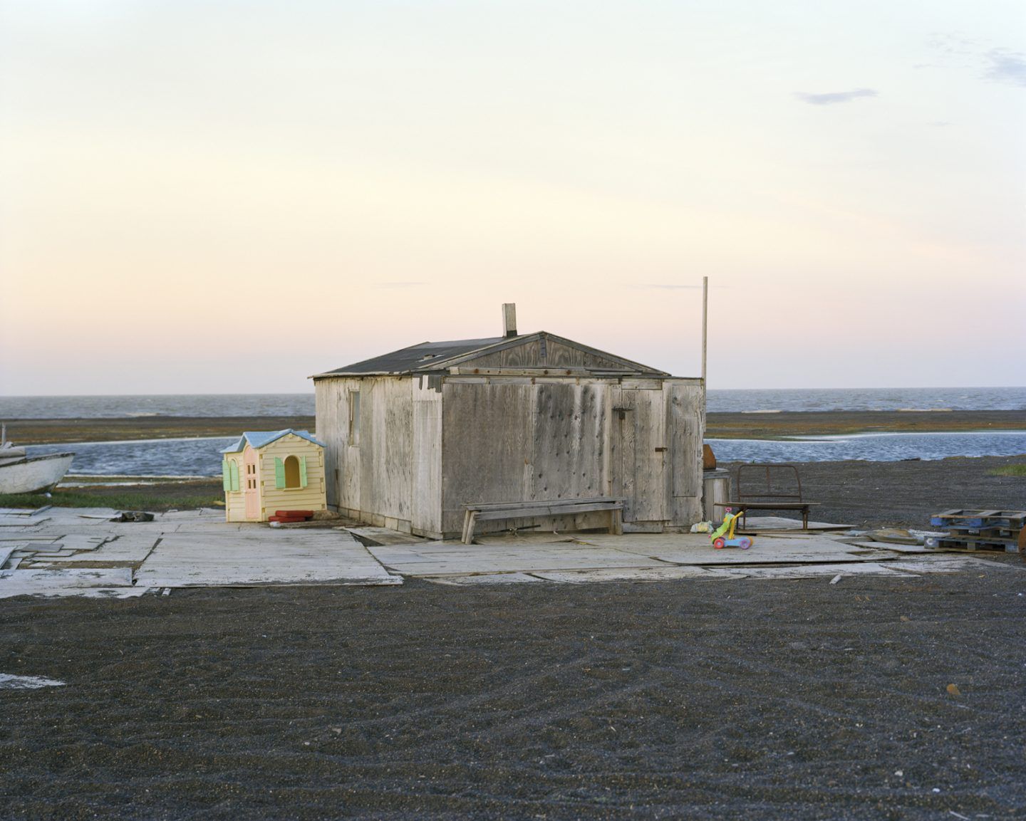 IGNANT-Photography-Eirik-Johnson-Barrow-Cabins-03