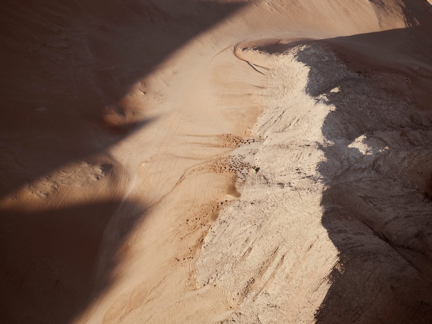 IGNANT-Photography-Landscape-BrookHolm-SandSea-VI-min