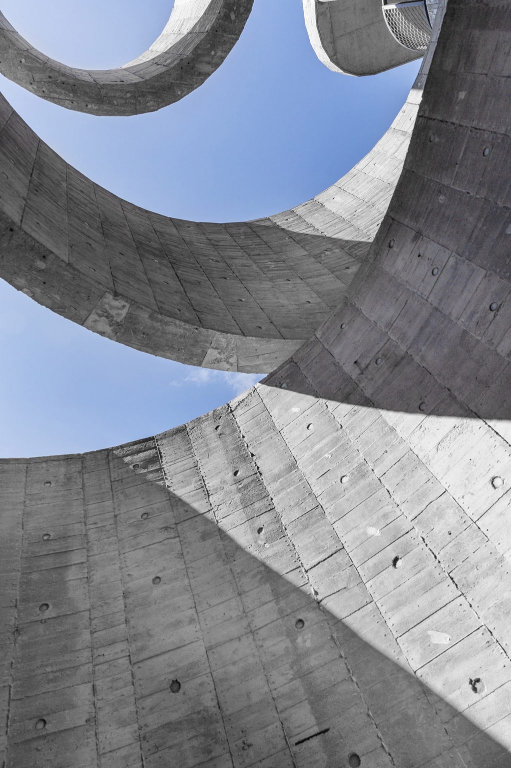 In Taiwan, The Wandering Walls By XRANGE Architects Curves Out Towards ...